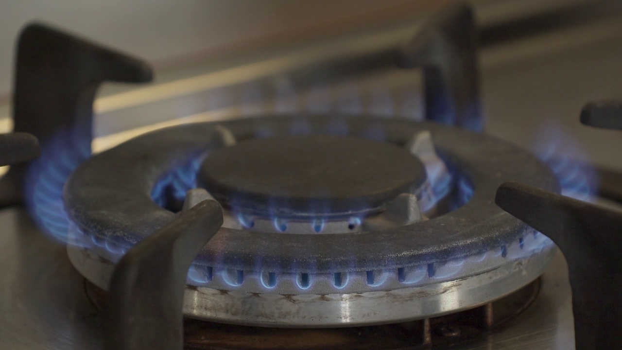 甲烷气炉燃烧器上的蓝色火焰。节能概念视频素材