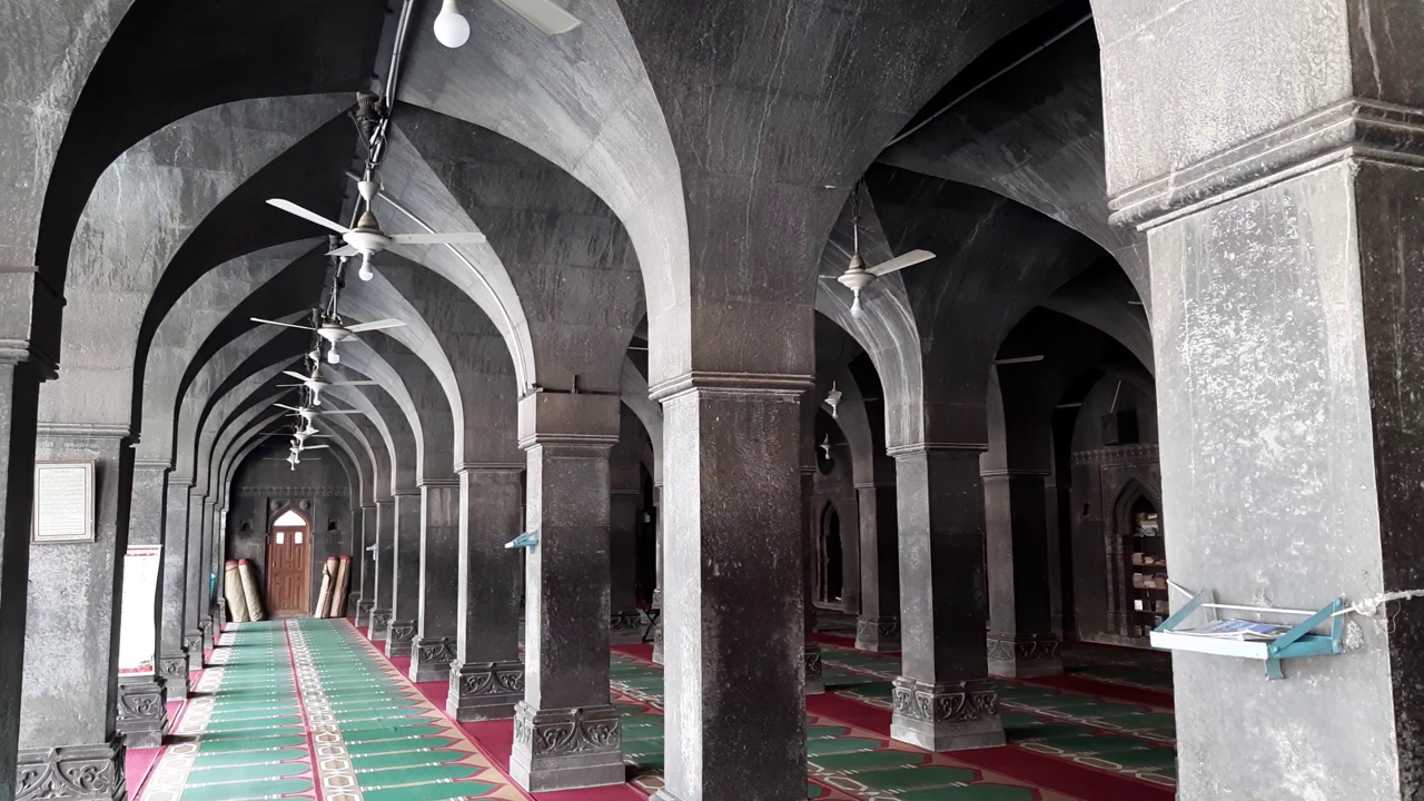 无顶清真寺的拱门和柱子的设计——布尔汉布尔清真寺建于1589年，位于印度。Kali Masjid又名Jama Masjid。视频下载