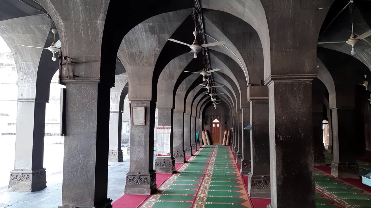 令人惊叹的96根柱子和75个拱门在祈祷大厅，无屋顶的清真寺印度。中央邦布尔汉普尔的Kali Masjid，又名Jama Masjid视频下载