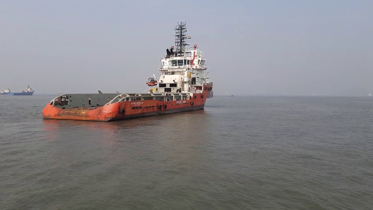 在孟买海港马哈拉施特拉邦出口货物的渡轮视频下载