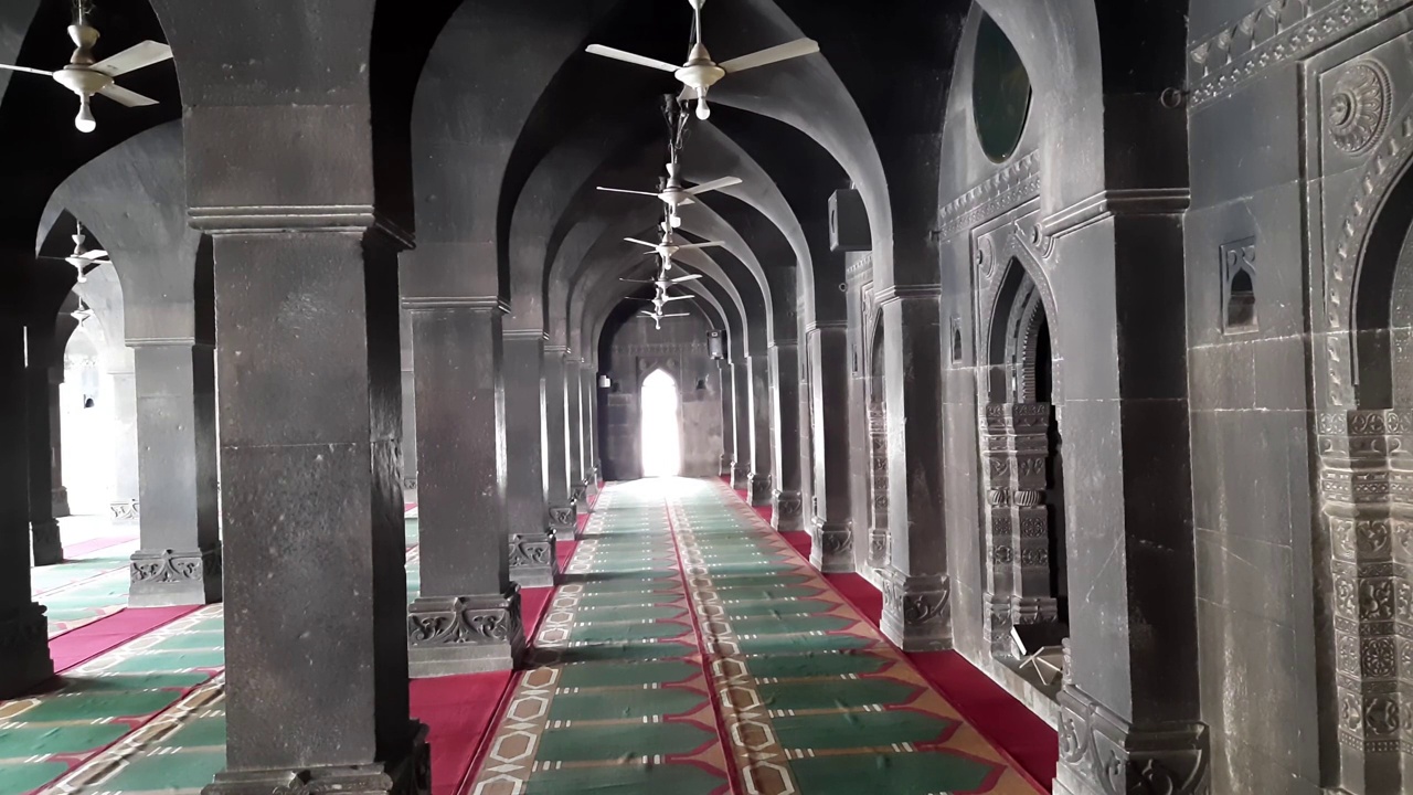 Burhanpur黑石清真寺Jama Masjid祈祷大厅内的拱门视频下载