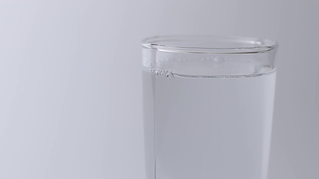 将纯水倒入杯中。把水倒进饮水机里视频素材
