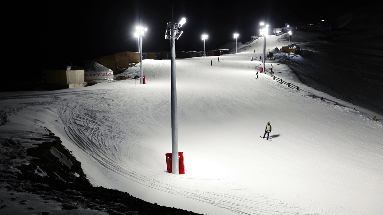 人们晚上在滑雪胜地骑车。视频素材