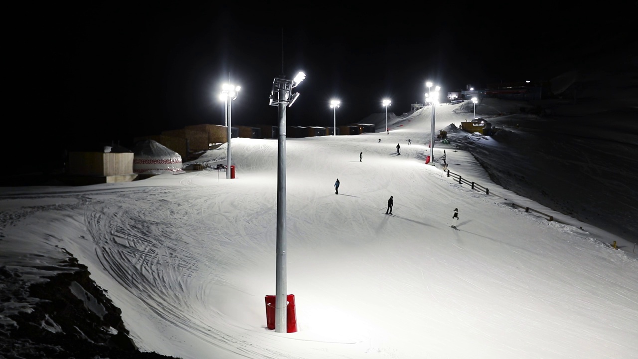 人们晚上在滑雪胜地骑车。视频素材