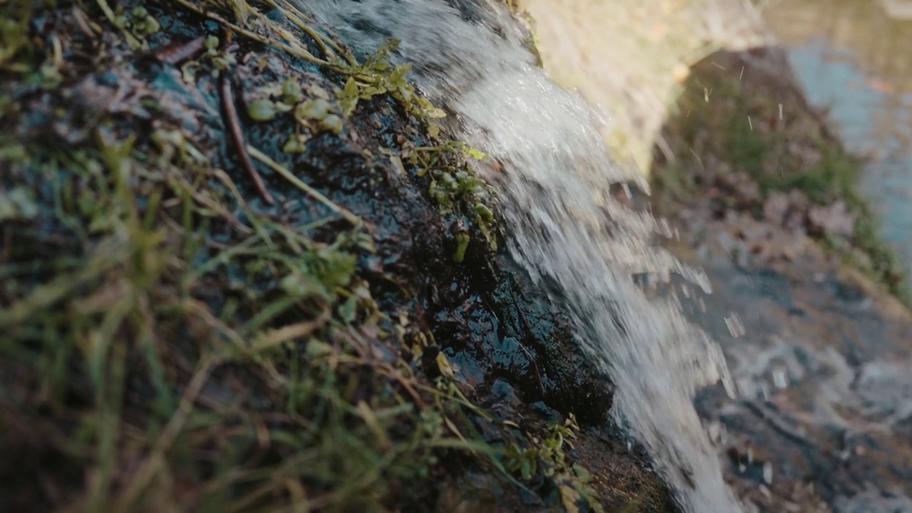 湍急的小溪从斜坡上滑落视频下载