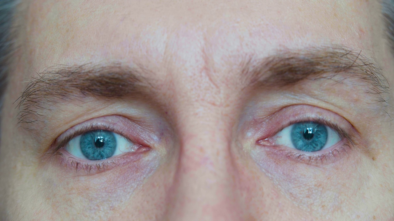 男性蓝色眼睛的特写视频素材