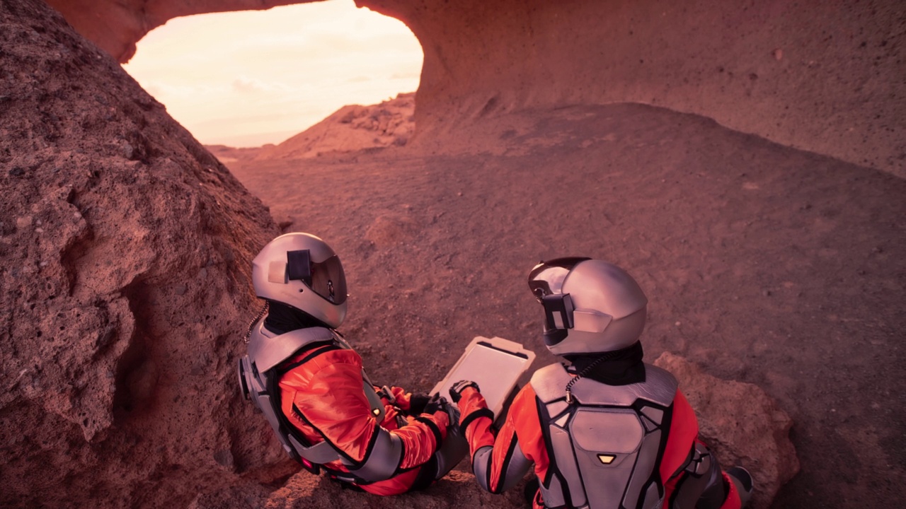 两名宇航员在火星上。研究外星生态系统视频素材