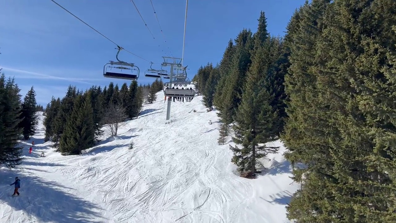在库尔舍维尔滑雪场乘坐滑雪缆车视频素材