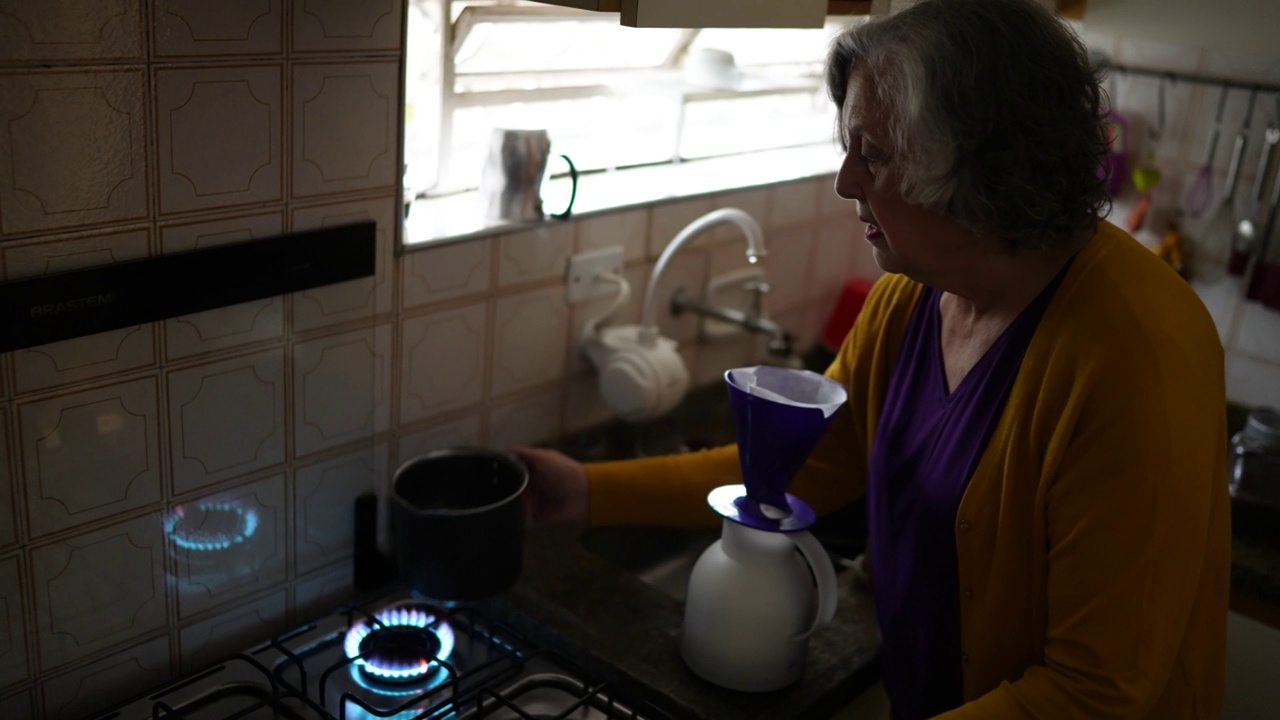 老妇人在家准备咖啡视频素材