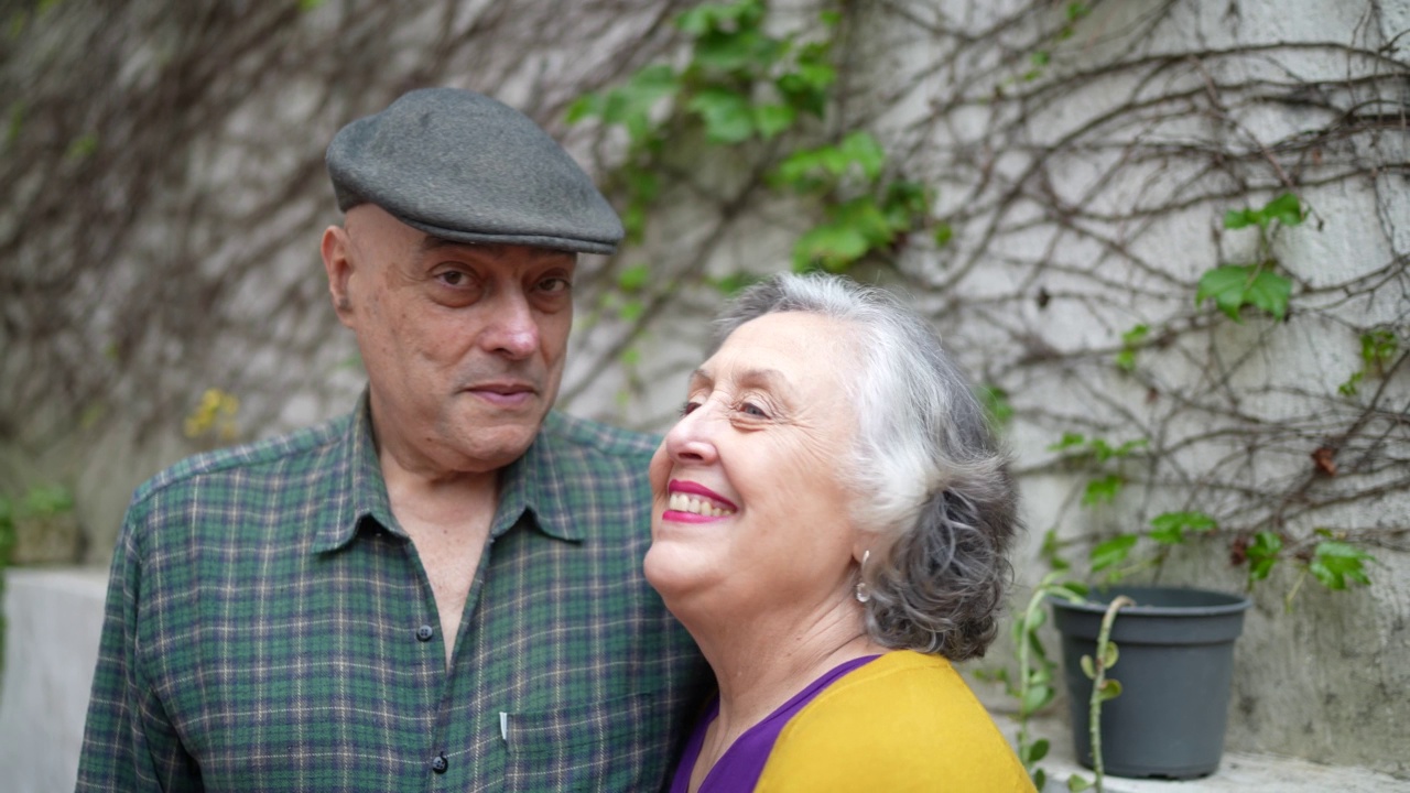 户外一对快乐的老夫妇的肖像视频素材