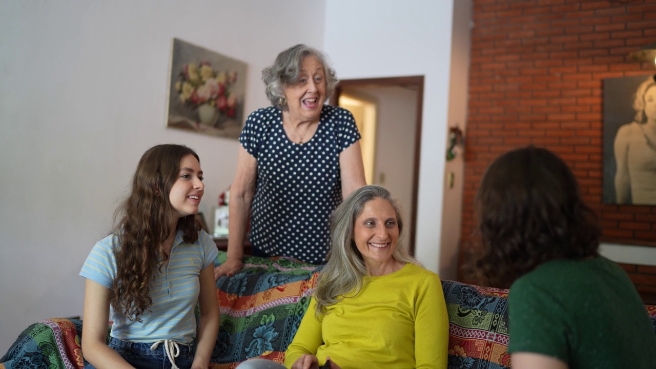 女性家庭谈话视频素材