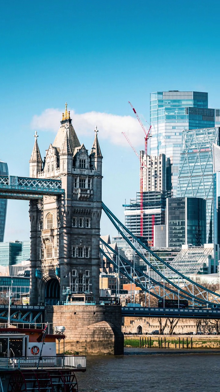 标志性的伦敦城市。塔桥。背景是金融区视频素材