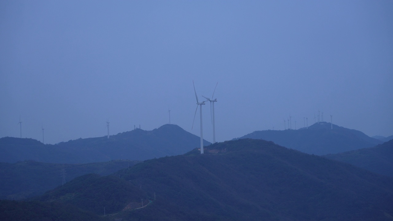 山上的风力涡轮机与蓝天视频素材