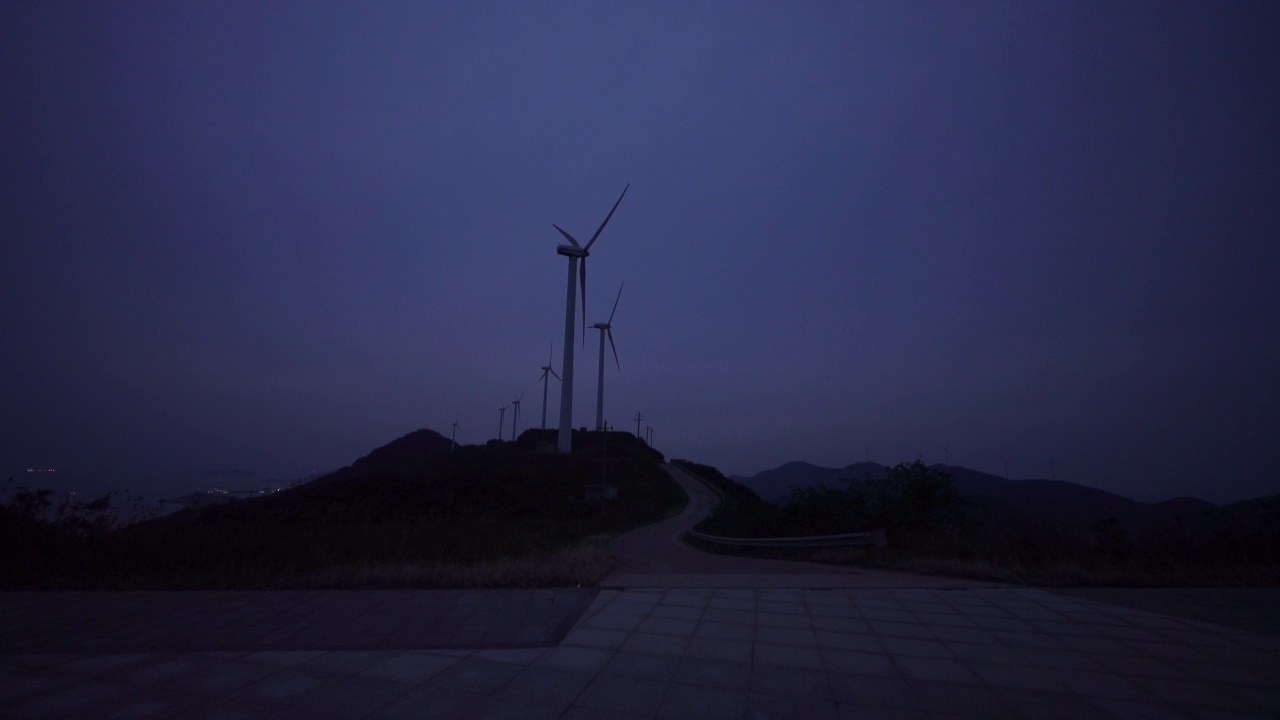 山上的风力涡轮机与蓝天视频素材