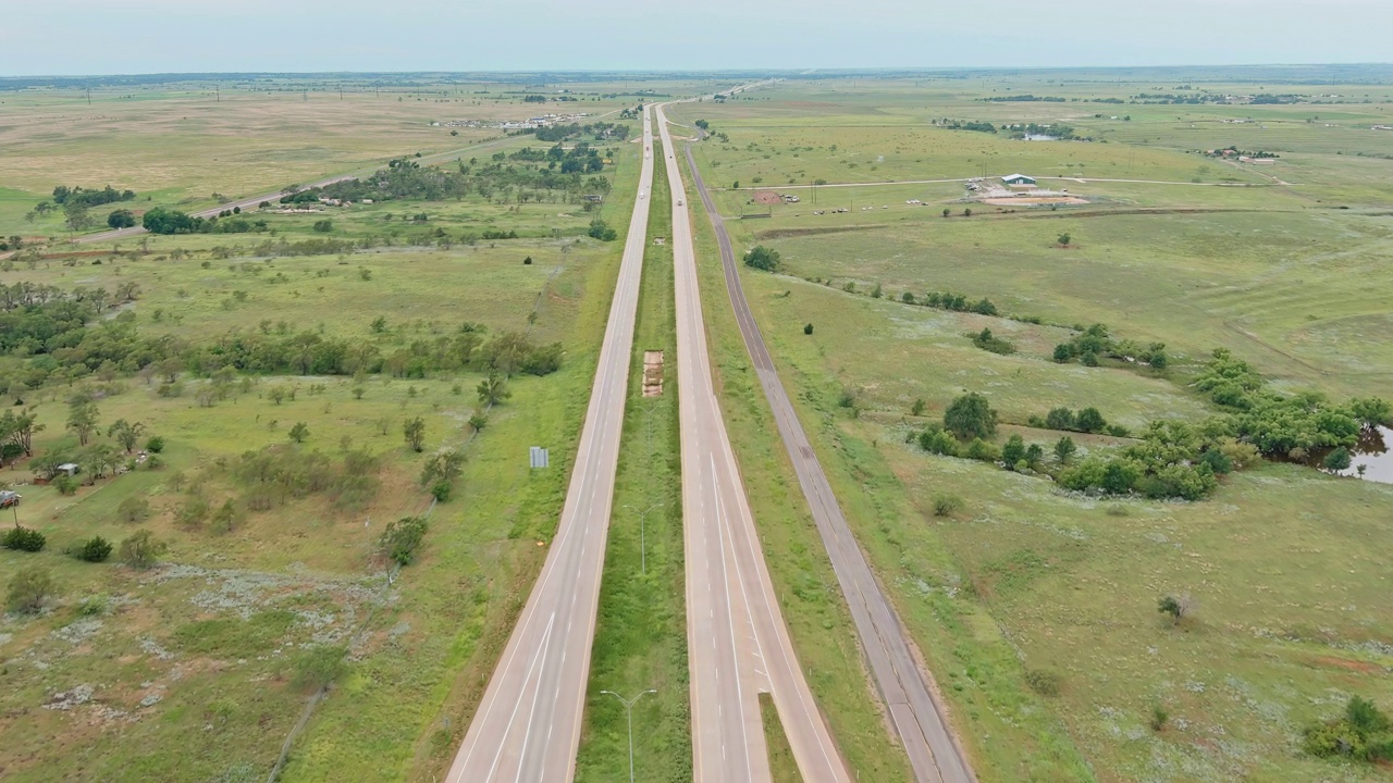 俯瞰一个小镇的克林顿高速公路，美国Rte 66立交桥美国俄克拉荷马州视频素材