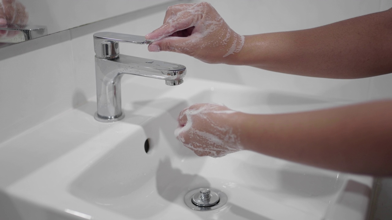 用洗手液洗手视频素材