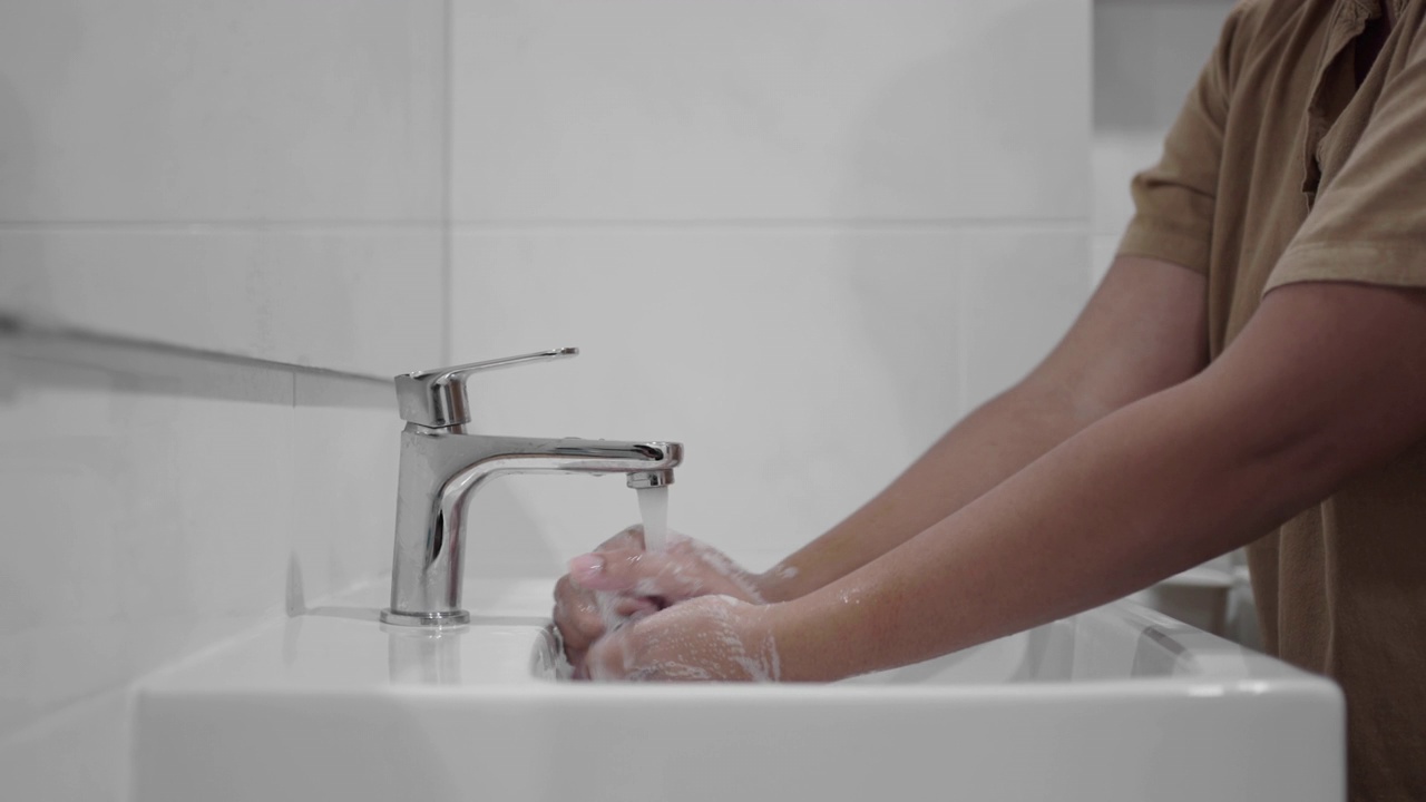 用洗手液洗手视频素材
