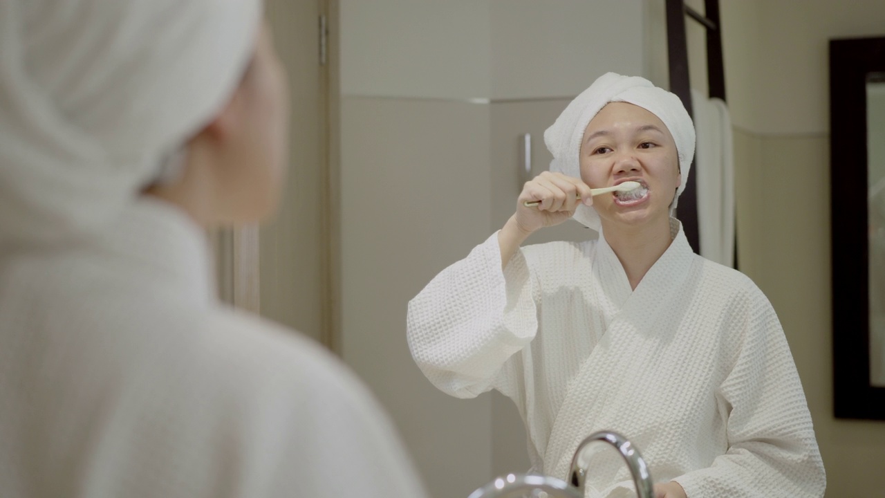亚洲妇女早上刷牙。视频下载