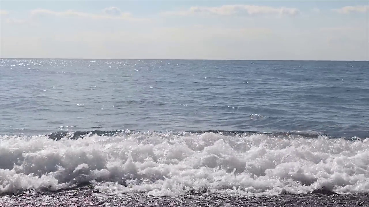海滩波涛汹涌的海浪。热带海洋海滩上的海浪。视频素材