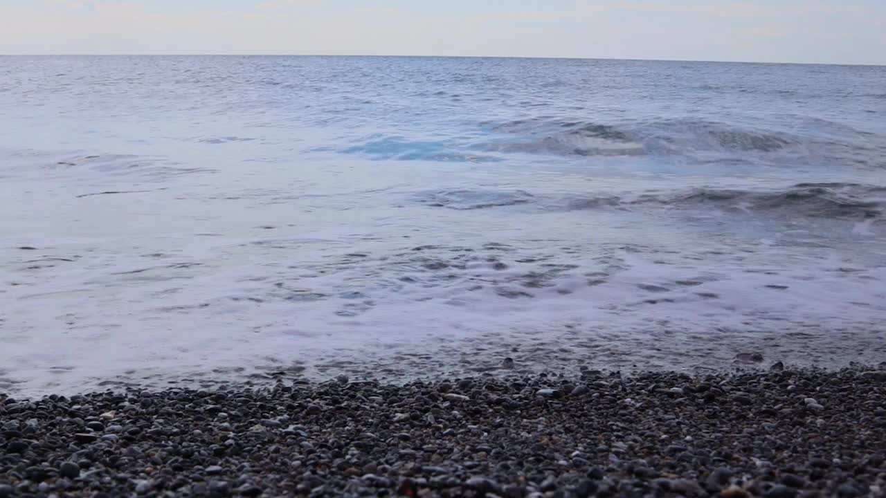 海滩波涛汹涌的海浪。视频素材