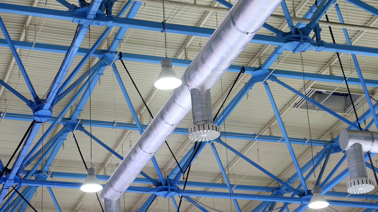 工业厂房吊顶设有通风系统，通气孔视频下载