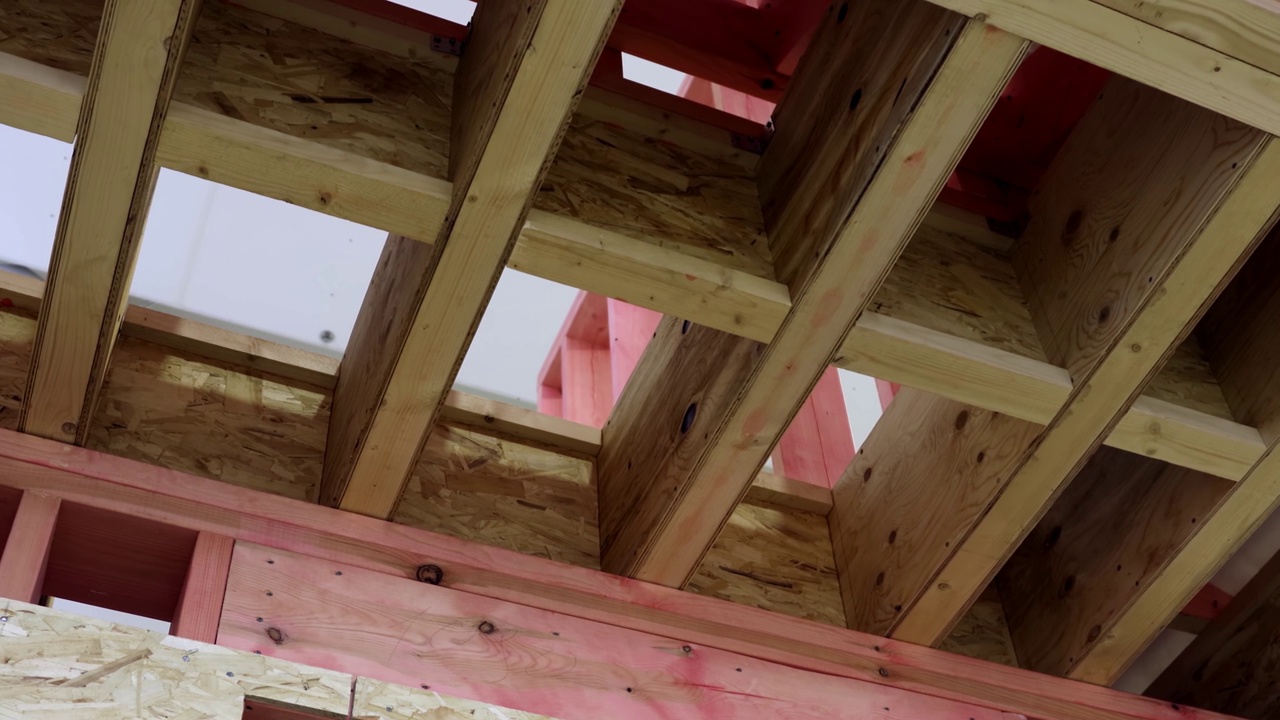 安装阁楼保温材料和屋顶支撑桁架系统视频下载