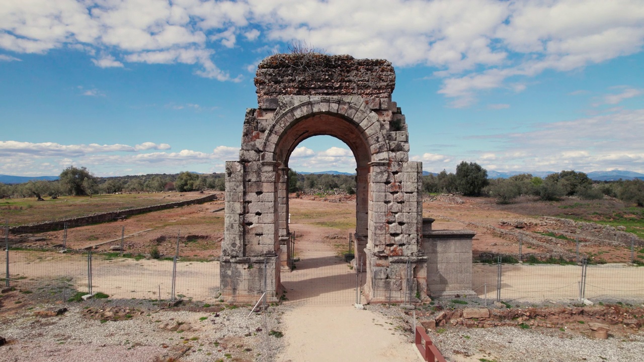 西班牙埃斯特雷马杜拉的罗马遗迹卡帕拉的鸟瞰图。高质量4k镜头视频素材