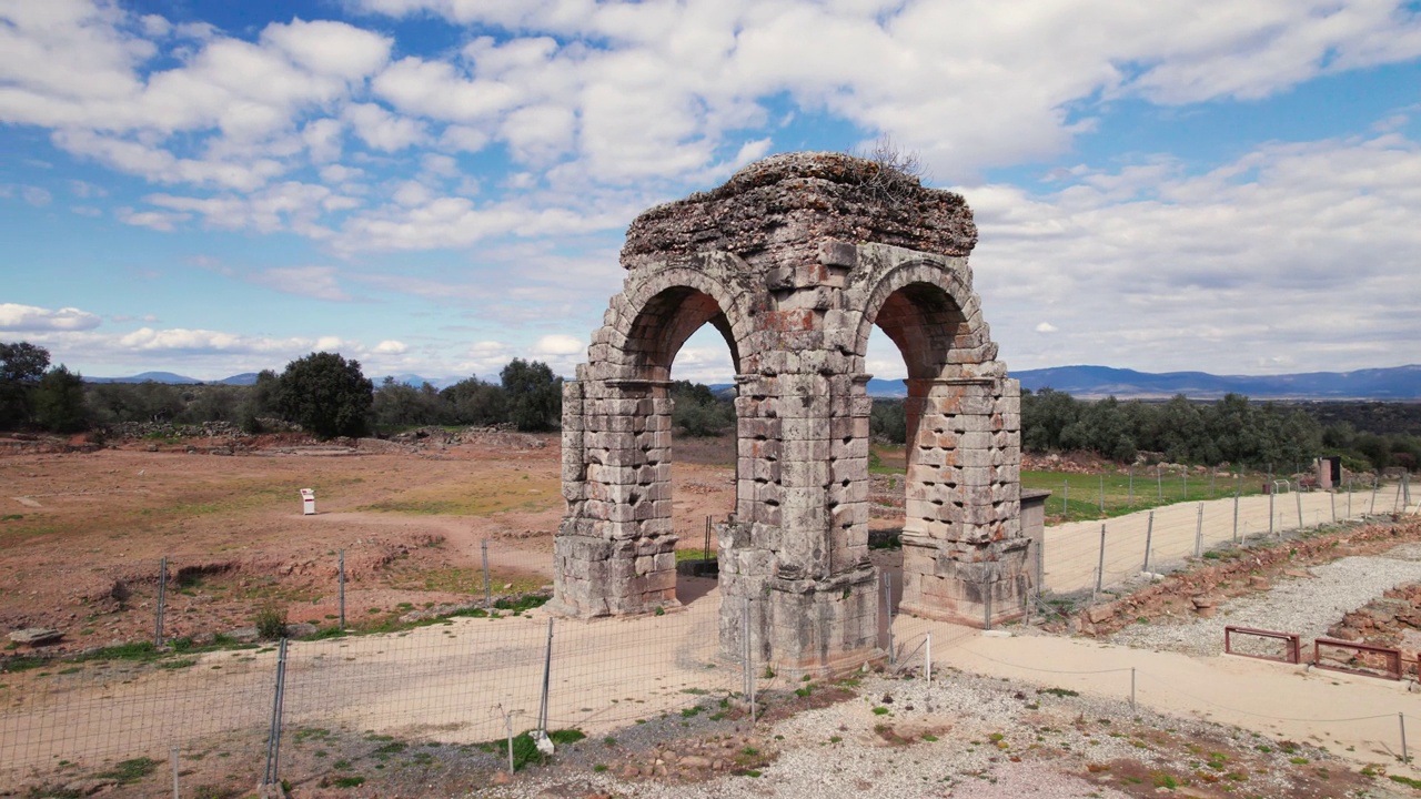 西班牙埃斯特雷马杜拉的罗马遗迹卡帕拉的鸟瞰图。高质量4k镜头视频素材