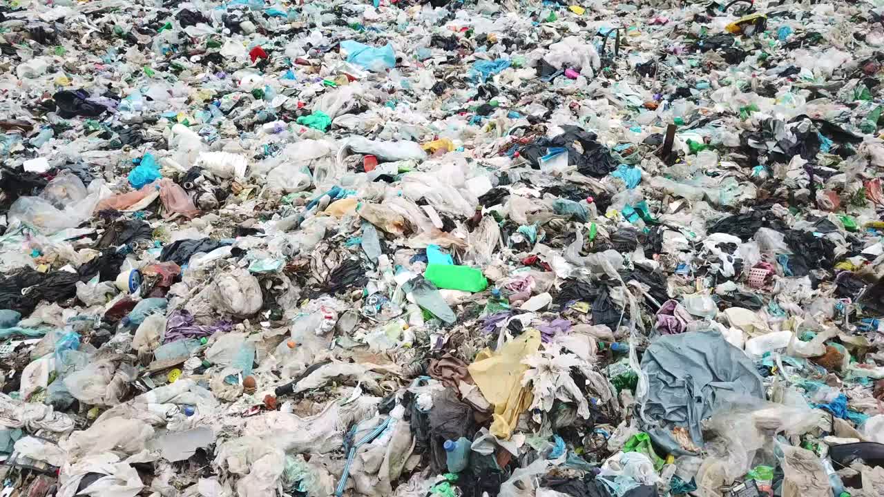 在美国的环境灾难中，塑料垃圾无处可去。大型垃圾填埋场视频下载