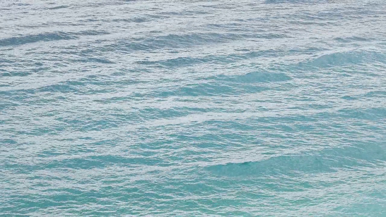 海水表面有波浪。视频素材