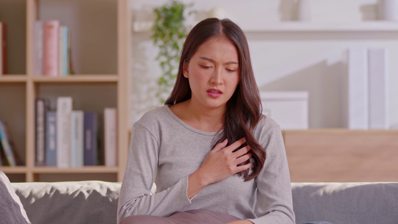 一名亚洲女性出现了心脏病发作的症状，这是导致人们死亡或失调的主要原因。有许多症状，如胸痛，胸部压力和背部不适。视频下载