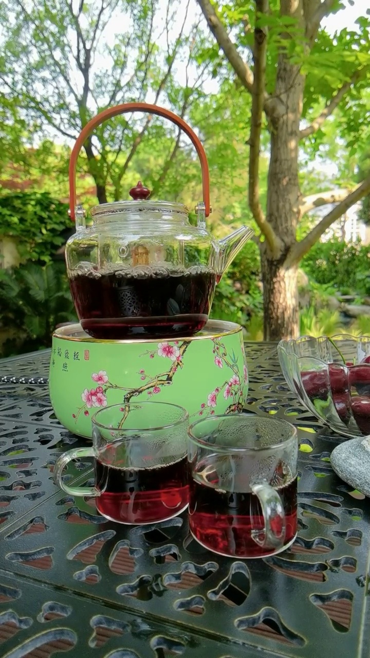 在花园里煮着煮着的茶视频素材