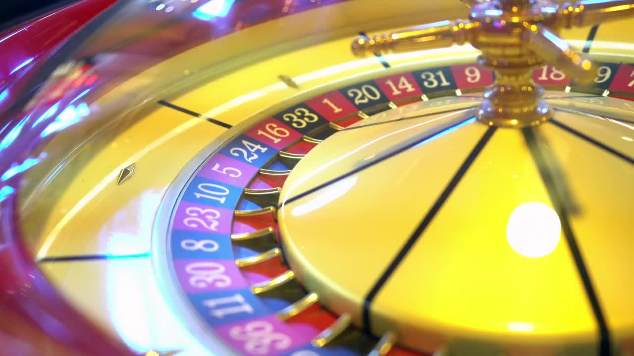 赌场轮盘赌的轮子慢动作旋转。特写镜头。视频素材