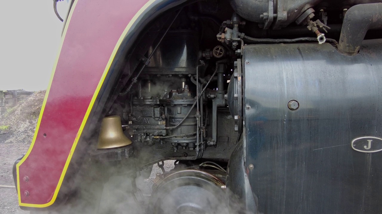 看看一辆准备工作一天的古董蒸汽机车的压缩机和阀门视频下载