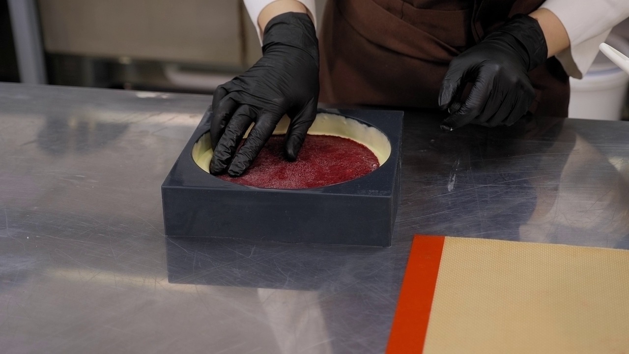 草莓海绵面团在厨房的专业烤箱中烘烤的特写镜头。视频素材