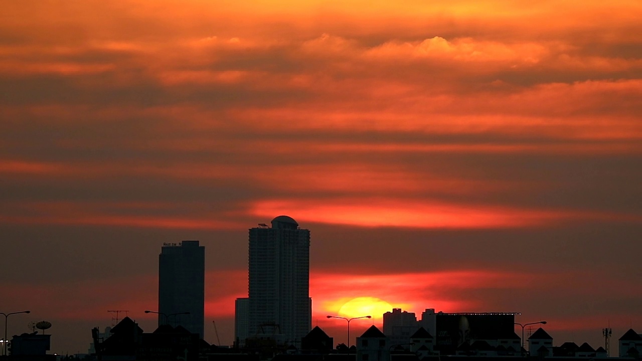 美丽日落时城市天际线的镜头视频素材