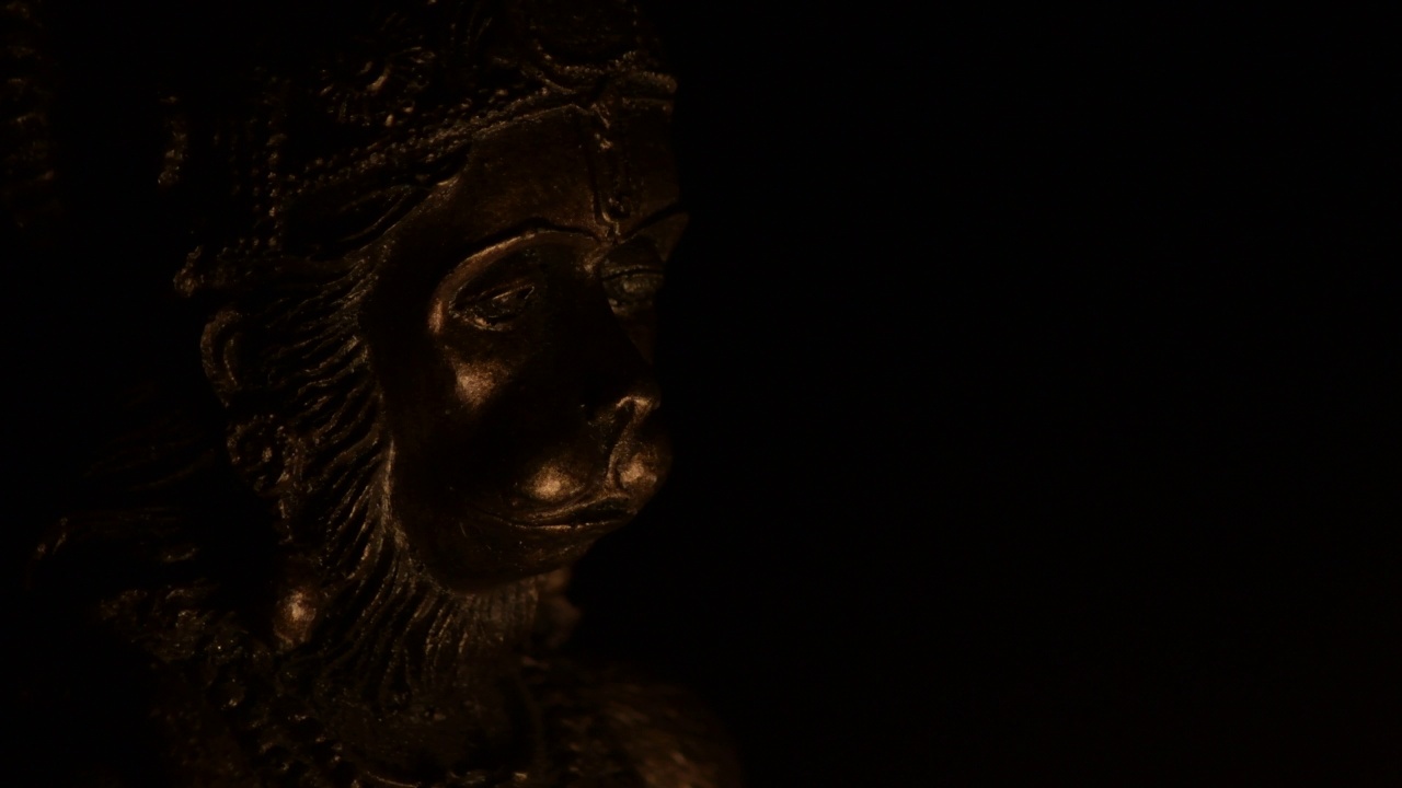 哈努曼的脸，印度教的神，被蜡烛照亮视频下载