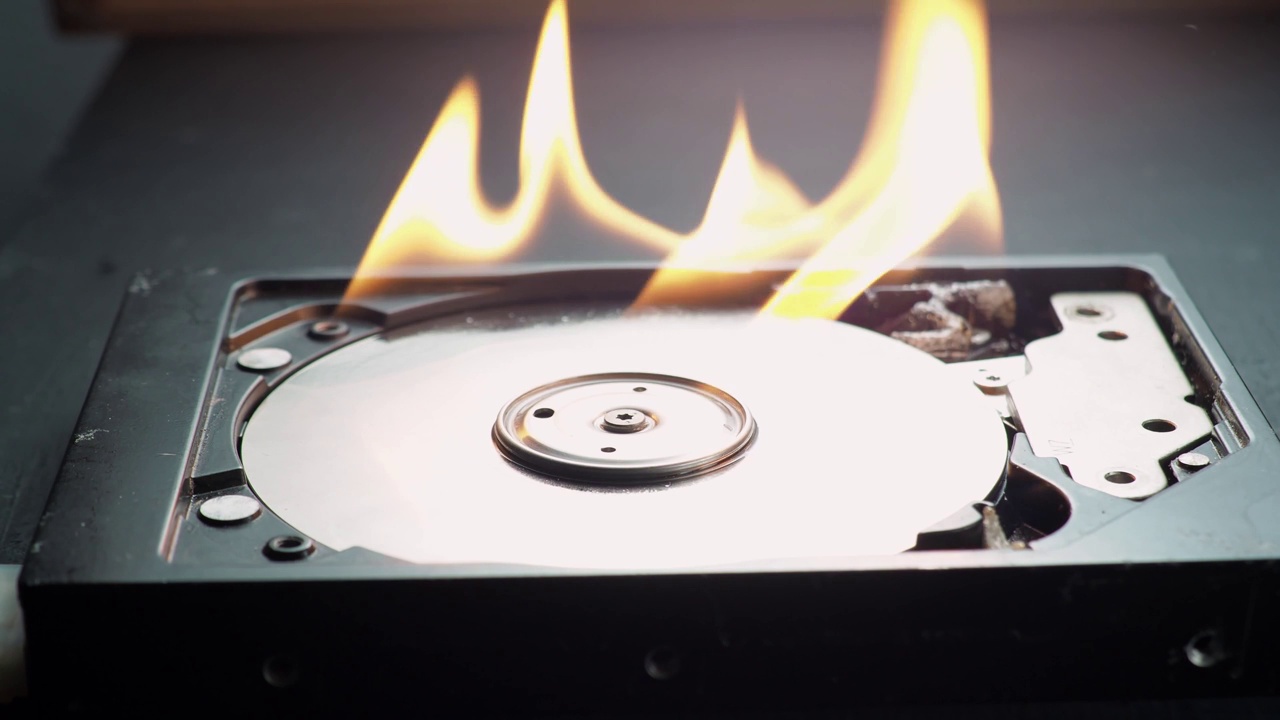 硬盘故障，电脑硬盘起火。技术事故的概念。视频素材