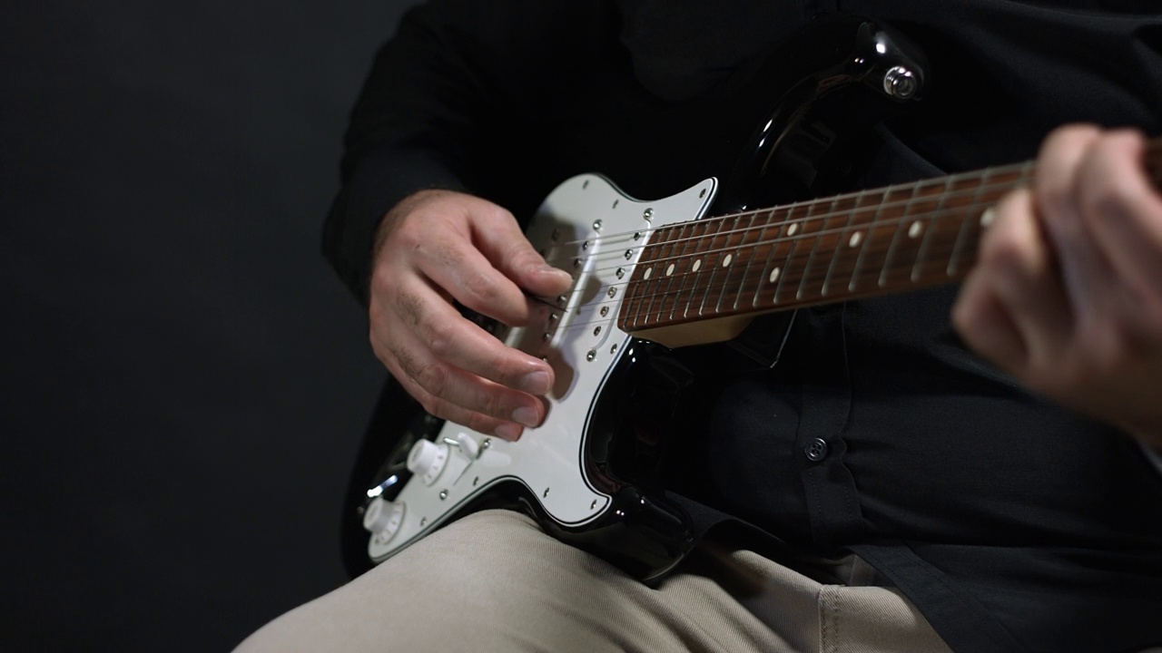 一位才华横溢的电吉他手在舞台上现场演奏音乐。视频下载