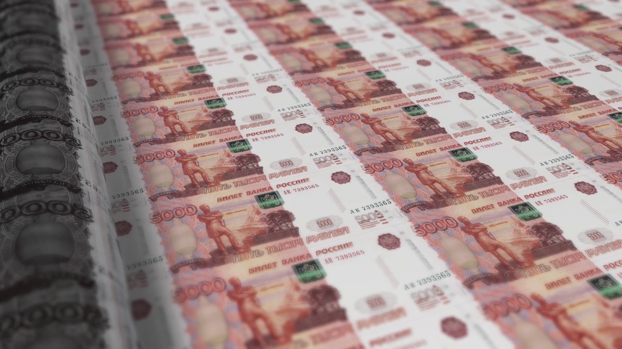 俄罗斯，俄罗斯卢布印刷机印刷当前5000卢布纸币，无缝循环，俄罗斯货币背景，4K，焦点深度视频素材