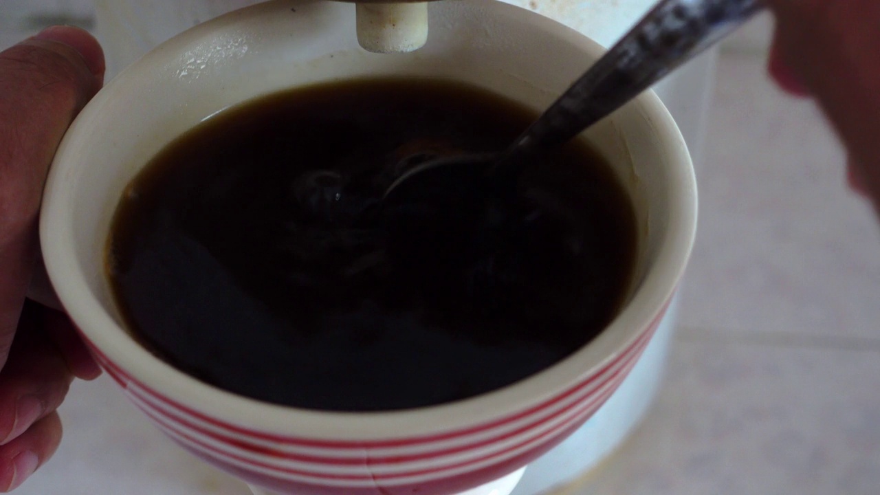 用热水倒进杯子里煮热咖啡视频素材