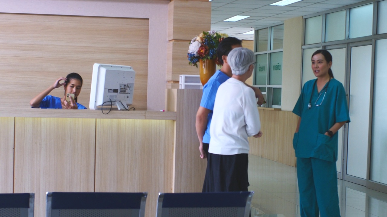 一段4k视频记录了一名医生在医院里与一名老年妇女的交谈视频下载