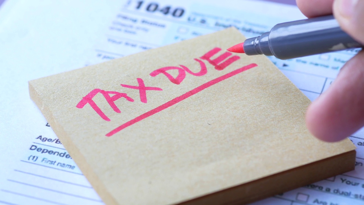 纳税申报表和手写的应缴税款表视频下载