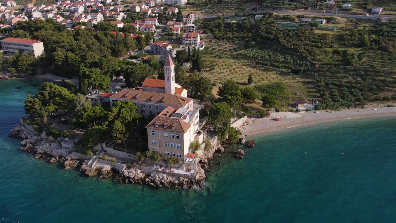 克罗地亚，布拉克岛，波尔。从空中俯瞰亚得里亚海上的多米尼加修道院和马丁尼察海滩。4 k无人机视频视频下载