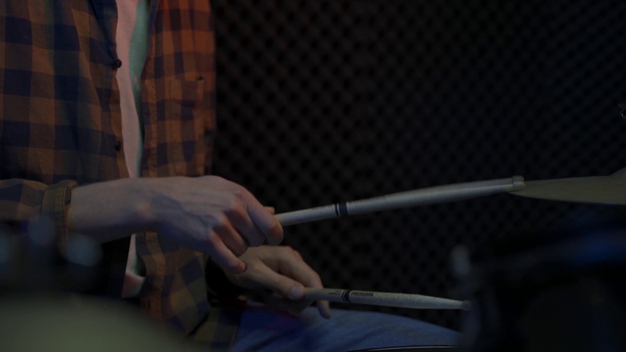 近距离观察音乐家在音乐工作室打鼓的手视频素材