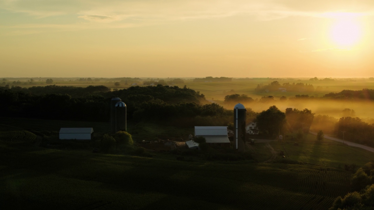 WS HA空中跟踪和在日落时在爱荷华州的一个农场上进行摇锅。视频素材