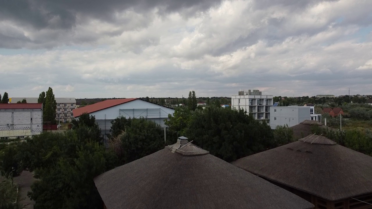一架无人机飞过度假基地的屋顶视频下载