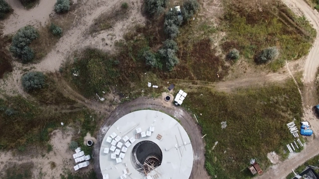 无人机在建造中的圆柱形度假基地上空飞行视频下载