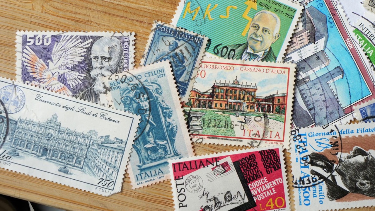 彩色复古邮票从意大利木制托盘背景。视频素材