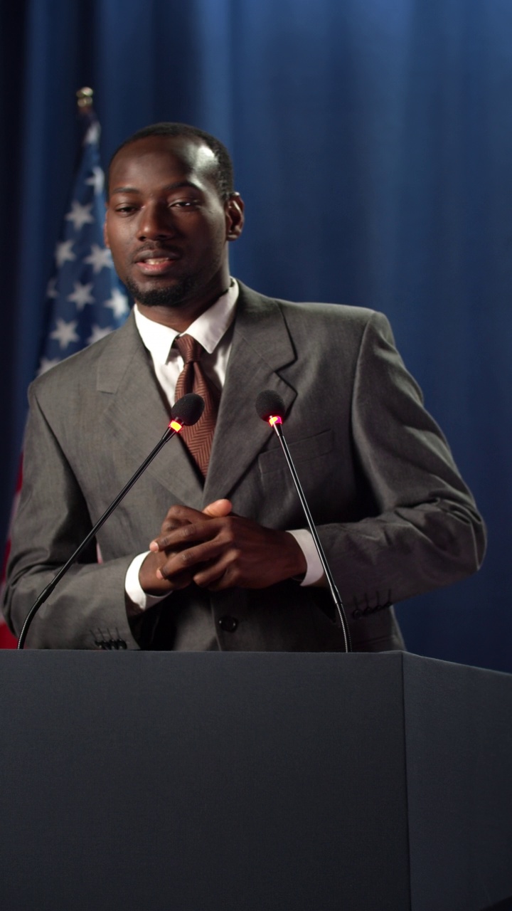 肤色黝黑、和蔼可亲的政治演说家在辩论会上发表演讲视频素材